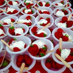 Traditional_Strawberries_Cream_Street_Food